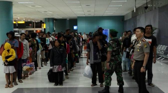 Mantan anggota Gafatar tiba di Bandara Soekarno-Hatta (Liputan6.com/ Pramitha Tristiawati)