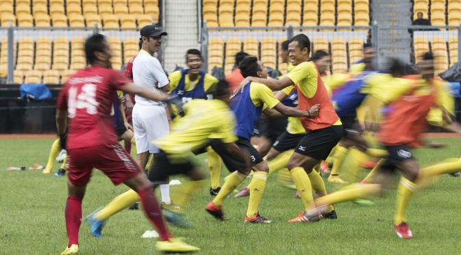 Semen Padang, memulai petualangan Torabika Soccer Championship 2016 dengan menjalani perjalanan melelahkan dari Padang ke Serui Papua. (Bola.com/Vitalis Yogi Trisna) 