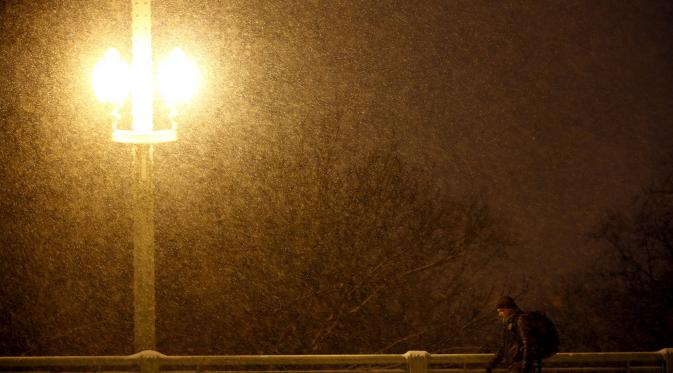 Orang-orang diminta waspada dan menjauhi jalanan selama badai salju terjadi (Reuters)