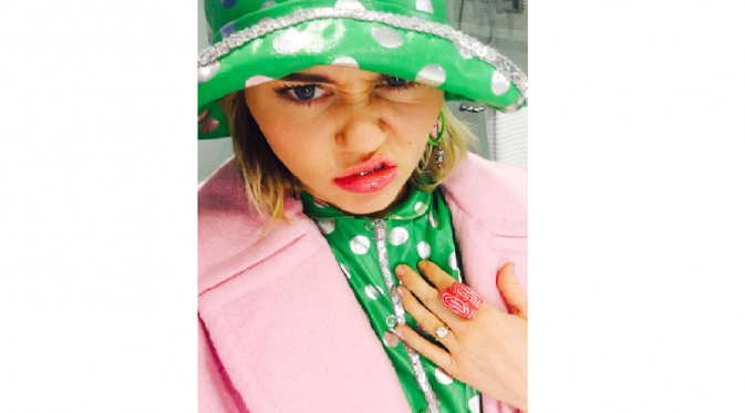 Miley Cyrus memakai kembali cincin tunangannya dengan Liam Hemsworth [foto: instagram/mileycyrus]