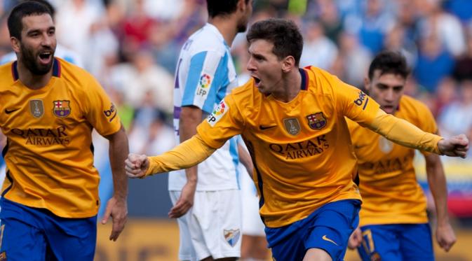Striker Barcelona, Lionel Messi (kanan), saat merayakan golnya ke gawang Malaga, pada laga lanjutan Premier League, di Stadion La Roselada, Sabtu (23/1/2016). (AFP/Jorge Guerrero)