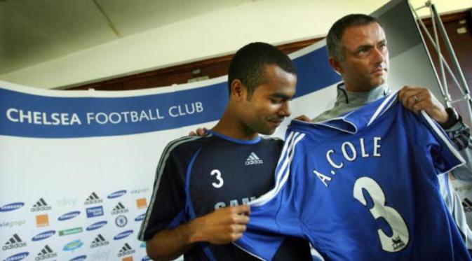 Ashley Cole (kiri) pindah dari Arsenal ke Chelsea pada 8 September 2006. (AFP/Adrian Dennis)