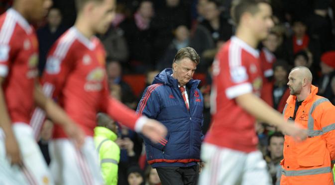 Ekspresi pelatih MU, Louis van Gaal, setelah timnya kalah dari Southampton 0-1 dalam lanjutan Liga Inggris di Stadion Old Trafford, Manchester, Sabtu (23/1/2016). (AFP/Oli Scarff)