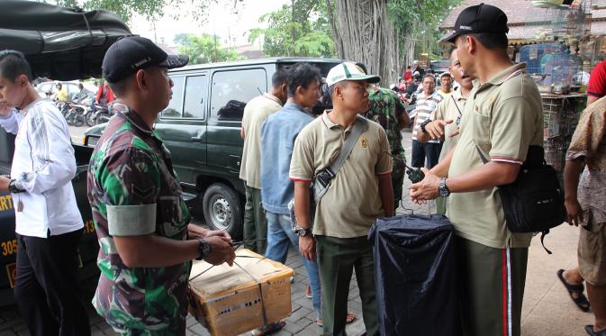 Burung-burung belanjaan Jokowi dikemas untuk dibawa ke Jakarta. (Reza Kuncoro/Liputan6.com)