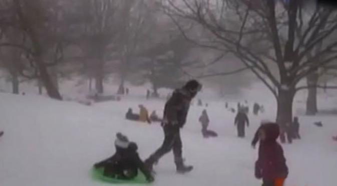 Sehari setelah diterjang badai salju hebat, warga Washington DC masih berkegiatan di luar rumah seperti bermain ski.