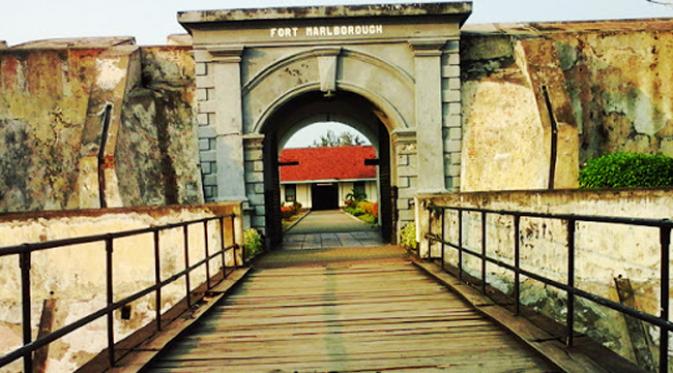 Fort Malborough merupakan benteng terbesar yang dibangun oleh kolonial Inggris di Asia Tenggara dan terletak di pusat kota Bengkulu.