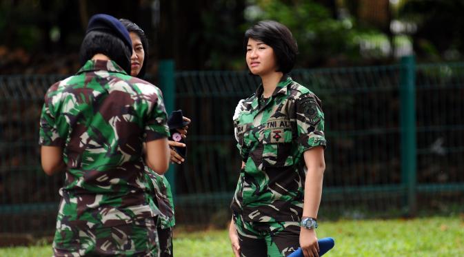  Prajurit wanita TNI melakukan komunikasi saat berpatroli di sekitar kawasan Stadion GBK Jakarta, Minggu (24/1/2016).