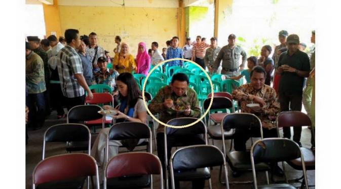 Gubernur DKI Jakarta Basuki Tjahaja Purnama memang sosok sederhana. DPRD-nya ogah makanan warung, tapi Ahok malah lahap santap sayur asem