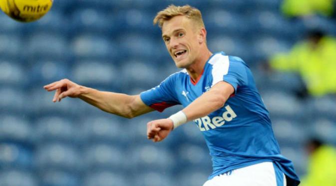 Dean Shiels mengenakan mata palsu saat tampil di lapangan