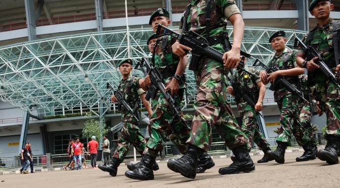 Personil TNI AD bersenjata lengkap berpatroli jelang Laga Final Piala Jenderal Sudirman di Stadion GBK Jakarta, Minggu (24/1/2016)