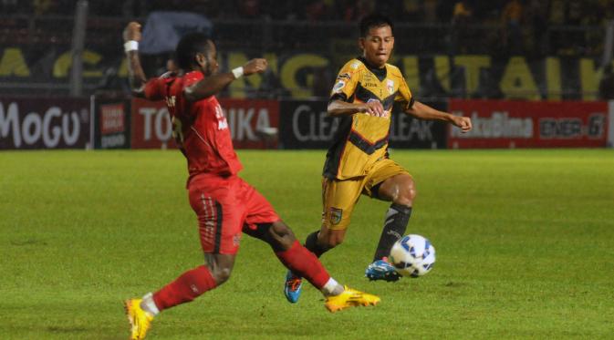 Bek Semen Padang, M Alhadji (kiri) menahan pergerakan penyerang Mitra Kukar, Hendra Ridwan  pada laga final Piala Jenderal Sudirman di Stadion GBK Jakarta, Minggu (24/1/2016). Ini pertemuan   ketiga bagi kedua tim. (Liputan6.com/Helmi Fithriansyah)