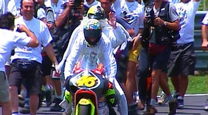  Valentino Rossi memboncengkan seseorang berpakaian malaikat sesuai memenangi GP Rio de Janeiro, Brasil, pada 1999. (MotoGP)
