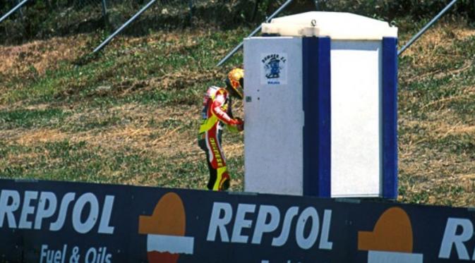 Gaya selebrasi Valentino Rossi yang tiba-tiba melompati pagar pembatas lintasan dan menuju toilet saat GP Jerez, Spanyol, pada 1999. (Visordown)