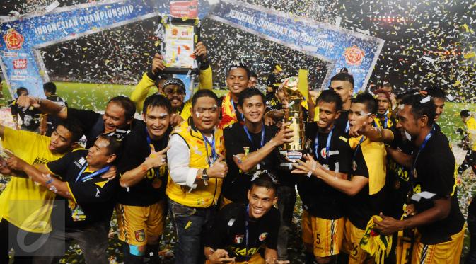 Pemain tengah Mitra Kukar, Riski Pelu (keempat kanan) memegang piala usai mengalahkan Semen Padang di final turnamen Piala Jenderal Sudirman, Minggu (24/1/2016).