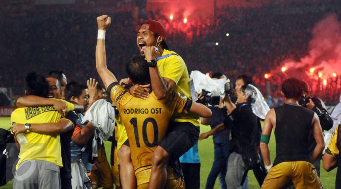 Suporter Mitra Kukar memeluk Rodrigo OST saat merayakan kemeangan atas Semen Padang di final Piala Jenderal Sudirman, Minggu (24/1/2016). Mitra Kukar unggul 2-1 atas Semen Padang.