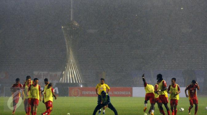 Pemain Semen Padang melakukan pemanasan di bawah guyuran hujan jelang laga final Piala Jenderal Sudirman melawan Mitra Kukar di Stadion GBK Jakarta, Minggu (24/1/2016). Mitra Kukar tampil juara setelah unggul 2-1.