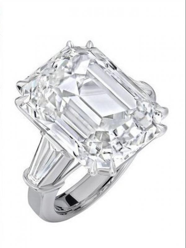 Cincin pertunangan dengan berlian 35 karat milik  Mariah Carey (via aceshowbiz.com)