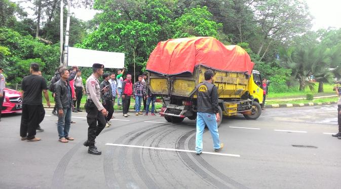 Pengadangan truk sampah di Bogor (Liputan6.com/ Achmad Sudarno)