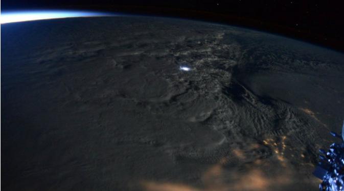 Penampakan badai Jonas sebagaimana diintip oleh sejumlah wahana angkasa. (Sumber @StationCDRKelly)