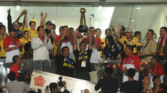 Mutra Kukar usai menerima trofi Piala Jenderal Sudirman di Stadion Utama Gelora Bung Karno (GBK), Senayan, Jakarta, Minggu (24/1/2016).