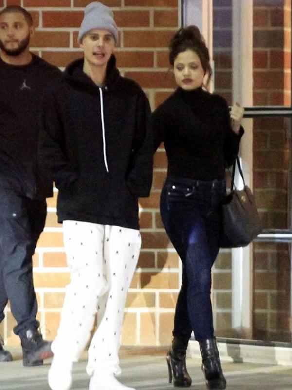 Justin Bieber dan Sarah Jeffery (via dailymail.co.uk)