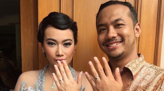 Ratu Felisha dan kekasihnya memamerkan cincin lamaran (Instagram/@ratufelisha)