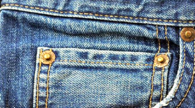 Pernah terpikir kenapa ada kantung kecil di saku depan celana jins? Untuk apakah kantung itu?