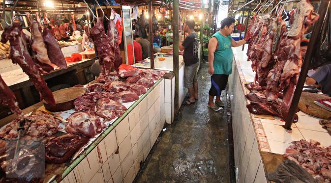 Aktivitas jual beli daging sapi di Pasar Senen, Jakarta, Senin (25/1). Peraturan Pemerintah yang membebankan pajak 10% untuk setiap penjualan sapi impor berdampak pada naiknya harga daging di sejumlah pasar tradisional. (Liputan6.com/Immanuel Antonius)