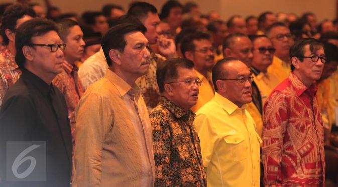 Wapres Jusuf Kalla (tengah) saat menghadiri penutupan Rapimnas Partai Golkar 2016, Jakarta, Senin (25/1/2016). Salah satu hasil Rapimnas adalah akan diselenggarakannya Munaslub Golkar 2016 (Liputan6.com/Angga Yuniar)