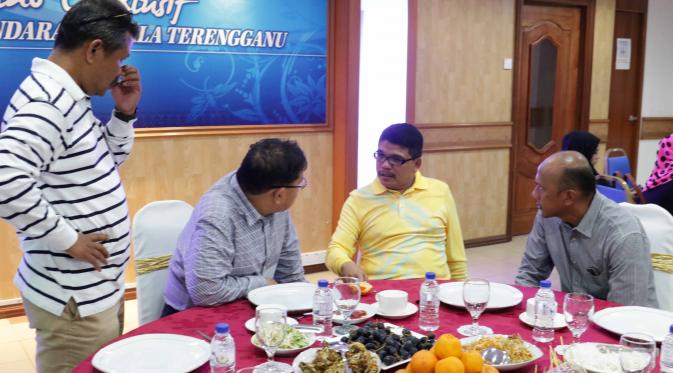 Rahmad Darmawan asyik berdiskusi dengan para petinggi klub T-Team Malaysia dalam acara keberasamaan yang diselenggarakan Senin (25/1/2016). (Bola.com/Nicklas Hanoatubun)