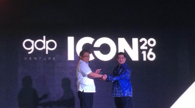 CEO GDP Venture, Martin Hartono, saat memberikan plakat kepada Menteri Komunikasi dan Informatika, Rudiantara, di ajang GDP Venture ICON 2016 di Jakarta, Senin (26/1/2016).  (Liputan6.com/Jeko Iqbal Reza)