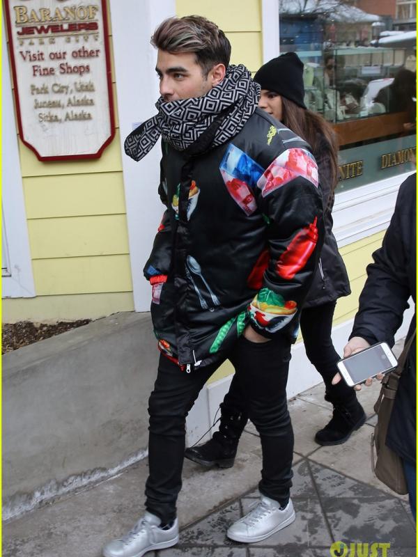 Joe Jonas tampil ke beberapa acara memakai jaket dengan desain gambar mie ayam hingga petai. (foto: justjared)
