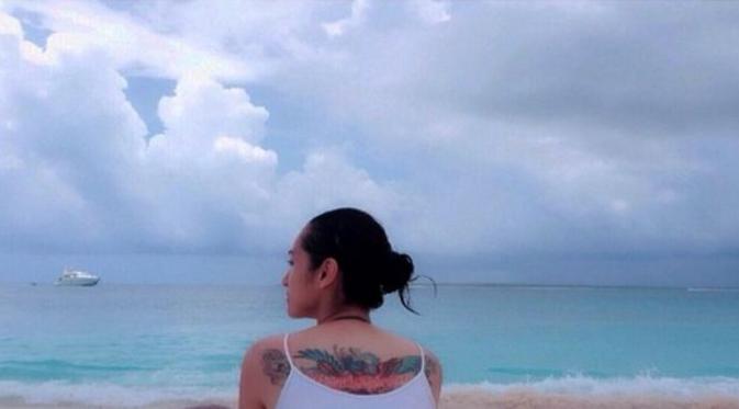 Alexandra Gottardo dengan tato indah di punggungnya. (Instagram @got_alex)