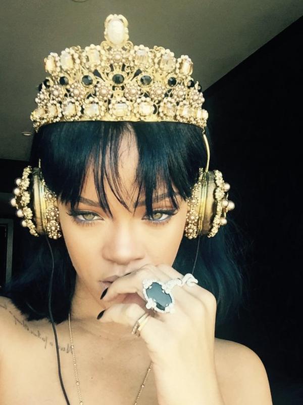 Rihanna memamerkan sedang mendengarkan album terbarunya, ANTI. (foto: twitter.com/rihanna)
