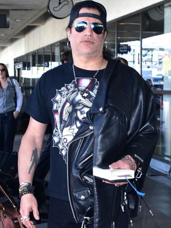 Slash saat tiba di bandara Los Angeles. (foto: mirror.co.uk)
