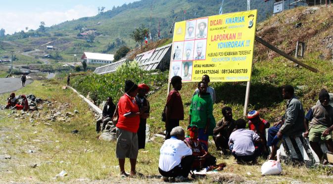 Sejumlah foto DPO kelompok OPM di Puncak Jaya yang diumumkan oleh Polda Papua. (Liputan6.com/Katharina Janur)