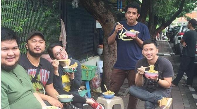 Ussy Sulistiawaty makan di pinggir jalan (via Instagram/ussypratama)