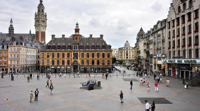Grand Place, salah satu arsitektur di Lille yang serupa dengan arsitektur di Belanda dan Belgia. (UEFA).
