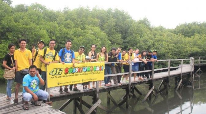 Anggota Rossifumi Bali saat acara kopdar di Hutan Mangrove Suwung Kauh, Bali, Selasa (26/1/2016). (Istimewa)