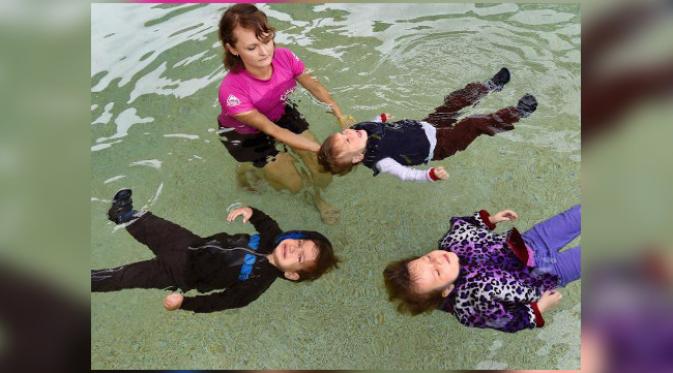 Anak-anak usia semuda enam tahun diajarkan metode khusus untuk mencegah diri mereka tenggelam. (foto: News Limited)