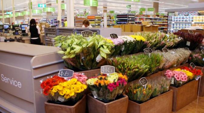 Ternyata tak secara kebetulan supermarket menjual bunga dekat pintu masuk. (News.com.au)
