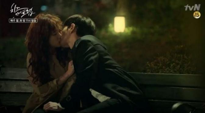 Ciuman dalam drama Cheese in the Trap mendapat perhatian luas dari netizen. 