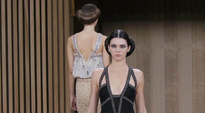 Model Kendall Jenner presents a creation by German designer Karl Lagerfeld as part of his Haute Couture Spring/Summer 2016 collection for fashion house Chanel at the Grand Palais in Paris January 26, 2016. REUTERS/Gonzalo Fuentes