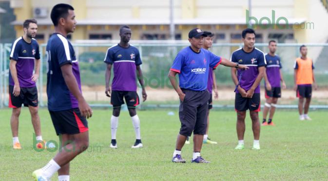 Pelatih Rahmad Darmawan saat memimpin latihan T-Team di Lapangan Gong Badak, Kuala Terengganu, Malaysia, Selasa (26/01/2016). (Bola.com/Nicklas Hanoatubun)