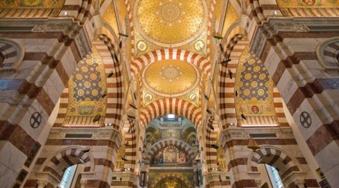 Bagian dalam Gereja Notre Dame de la Garde di Marseille, Prancis. (UEFA).