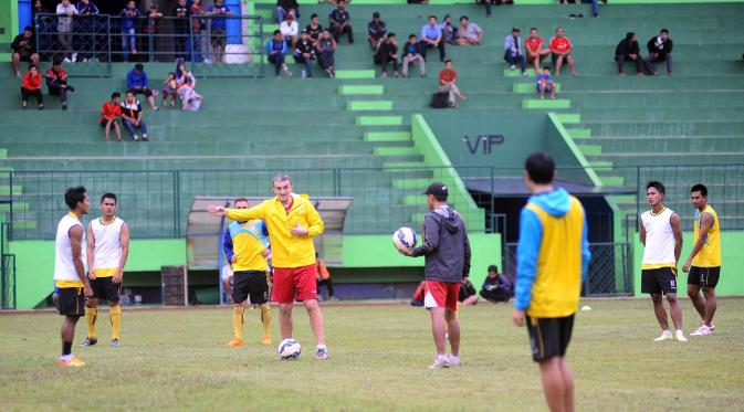 Pelatih baru Arema Cronus, Milomir Seslija, langsung memimpin latihan perdana skuat Singo Edan di Stadion Gajayana, Malang, Rabu (27/1/2016) sore. (LIputan6.com/Rana Adwa)
