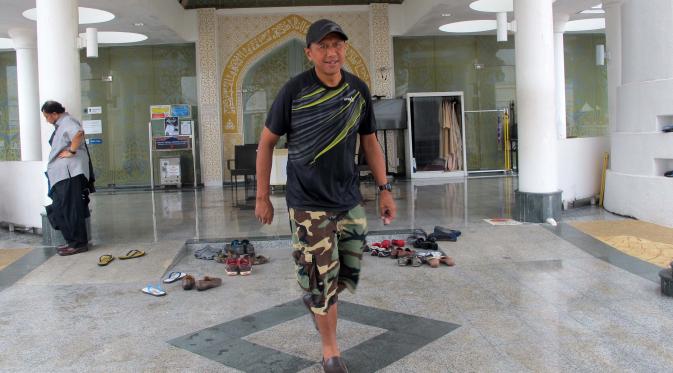 Rahmad Darmawan, saat mendampingi bola.com mengunjungi Masjid Kristal, tempat ibadah bersejarah di Kuala Terengganu, Malaysia. (Bola.com/Nicklas Hanoatubun)