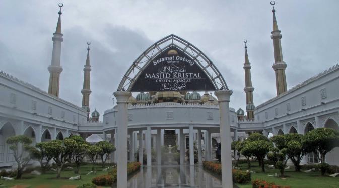 Masjid Kristal, salah satu tempat bersejarah di Kuala Terengganu, Malaysia. (Bola.com/Nicklas Hanoatubun)