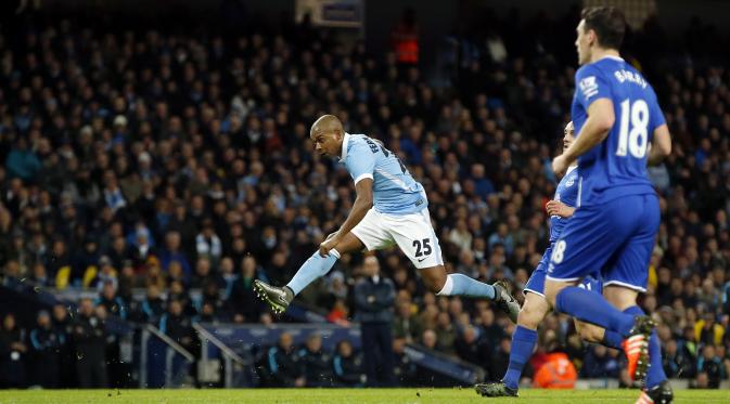 Gelandang Manchester City Fernandinho mencetak gol ke gawang Everton pada leg kedua semifinal Piala Liga di Etihad Stadium, Kamis (28/1/2016). (Liputan6.com/Reuters / Andrew Yates Livepic)