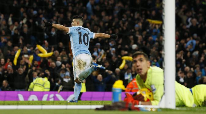 Striker Manchester City Sergio Aguero merayakan gol ke gawang Everton yang dijaga Joel Robles pada leg kedua semifinal Piala Liga di Etihad Stadium, Kamis (28/1/2016). (Liputan6.com/Reuters / Jason Cairnduff Livepic)